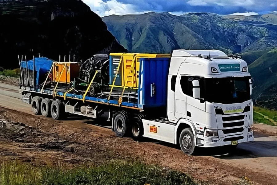 Tracto Scania con equipo para la mina Las Bambas asegurado sobre plataforma, subiendo hacia Challhuahuacho